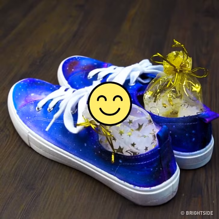 Bạn có thể làm khô đôi giày ướt bằng cách cho chiếc quần tất vào bên trong và để ban đêm. Chiếc quần sẽ hút hết nước ẩm bên trong giày.