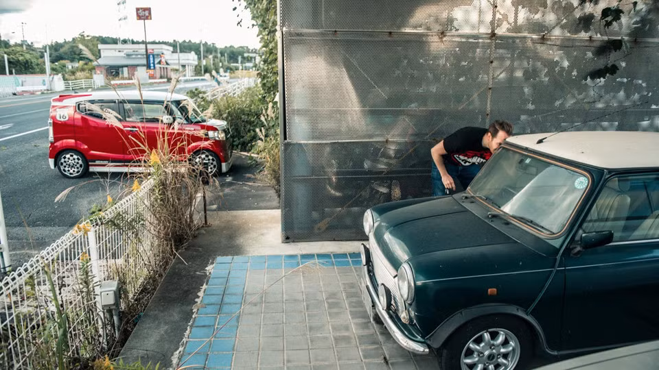 Trên đường về phía nam để quay trở lại Tokyo, Jack Rix gặp một chiếc Mini màu xanh ẩn đằng sau chiếc hàng rào nhỏ, và được che chắn bởi những tán cây rậm rạp bên trên.