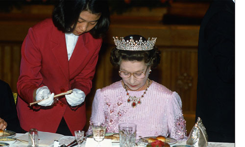 Bữa trưa bắt đầu vào lúc 13h với những món như cá nướng với rau cải bó xôi hoặc gà quay cùng salad. Nữ hoàng hầu như không sử dụng tinh bột từ mì ống, bánh mì... vào các buổi trưa và tối.