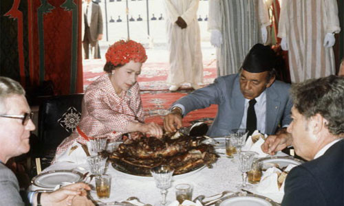 Nữ hoàng Elizabeth II thích thịt cung cấp từ các trang trại địa phương cho bữa tối. Món yêu thích của bà ấy là bít tết kiểu Gaelic, kèm với sốt nấm, kem và whisky.