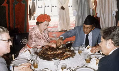 Nữ hoàng Elizabeth II thích thịt cung cấp từ các trang trại địa phương cho bữa tối. Món yêu thích của bà ấy là bít tết kiểu Gaelic, kèm với sốt nấm, kem và whisky.