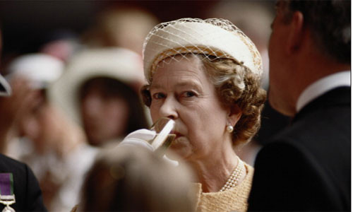 Nữ hoàng thường kết thúc cho bữa tối với một ly sâm panh. Thói quen uống một ly rượu đã được chứng minh là có lợi cho sức khỏe và giúp kéo dài tuổi thọ.