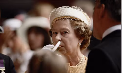 Nữ hoàng thường kết thúc cho bữa tối với một ly sâm panh. Thói quen uống một ly rượu đã được chứng minh là có lợi cho sức khỏe và giúp kéo dài tuổi thọ.