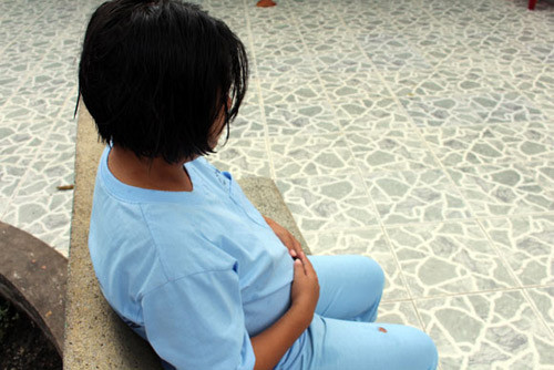 Cả làng đều tò mò về "tác giả" của cái thai trong bụng chị ấy (ảnh minh họa: IT)