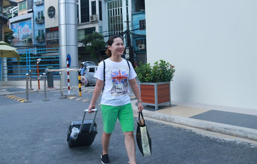 Ai nấy đều kéo theo những chiếc vali chuẩn bị sẵn quần áo và những vật dụng cần thiết cho chuyến đi kéo dài mấy ngày và những nụ cười tươi đầy sẵn sàng.