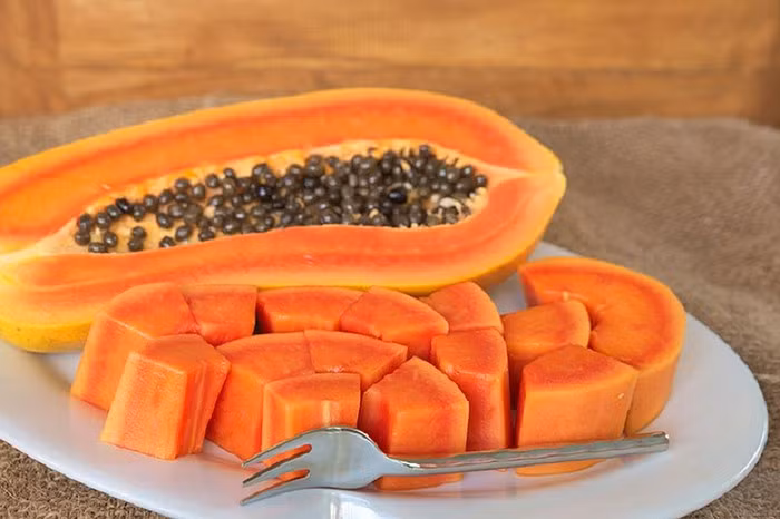 Một trong những công dụng của hạt đu đủ là giống như thuốc tránh thai tự nhiên, vì vậy hãy tránh chúng hoàn toàn nếu bạn đang có ý định mang thai. Ngoài ra, phụ nữ mang thai và người bị dị ứng latex hoặc papain nên tránh ăn hạt trái cây này.