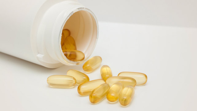 Dầu Vitamin E tăng cường sức khỏe của tóc và giúp bạn có được mái tóc trơn mượt. Lấy dầu ra khỏi ít nhất 2 viên Vitamin E để massage toàn bộ vùng da đầu. Để qua đêm rồi buổi sáng gội sạch bằng dầu gội yêu thích của bạn. Hãy thử phương pháp này 2-3 lần/tuần.