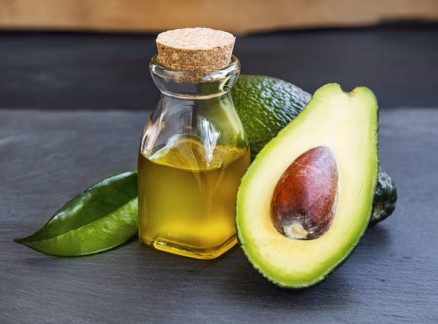 Dầu bơ giúp bạn dưỡng mái tóc mềm mượt. Trộn vài giọt dầu bơ với 1 thìa dầu ôliu và xoa bóp da đầu bằng hỗn hợp. Gội sạch vào buổi sáng. Lặp lại 2-3 lần/tháng cho kết quả mong muốn.