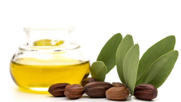 Trộn 4-5 giọt dầu Jojoba với dầu xả để bôi lên tóc giúp nuôi dưỡng mái tóc. Để có kết quả tốt nhất, hãy thử sử dụng hỗn hợp này ít nhất hai lần trong tuần.