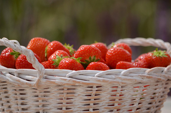 Dâu tây có ít calo, giàu các loại vitamin và rất nhiều khoáng chất. Chất phenol trong dâu tây giúp phòng chống ung thư, bảo vệ tim và chống viêm.