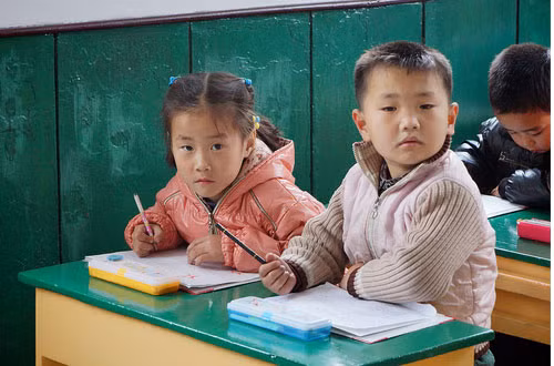 Một số trẻ em vẫn sống trong các trại trẻ mồ côi dù chúng đều có cha mẹ. Điều này xảy ra vì nhiều cặp vợ chồng trẻ không thể chu cấp cho con cái họ.