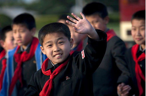 Thay vì chơi đồ chơi và búp bê như bao đứa trẻ khác, trẻ em Triều Tiên thường được chơi với những mô hình xe tăng, máy bay và súng. Người ta cho rằng đồ chơi như vậy giúp xây dựng tinh thần ái quốc trong thế hệ trẻ.