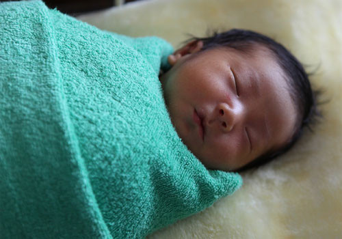 Khi mới chào đời, một đứa trẻ ở Triều Tiên sẽ được phân loại tình trạng xã hội hay còn là "songbun". Theo cách này, chính phủ coi đứa trẻ là "trung thành" hay "thù địch". Songbun được thừa kế từ người cha và nó quyết định xem đứa trẻ có thể theo học tại những trường nào và xem liệu chúng có thể trở thành thành viên của Đảng Lao động hay không.