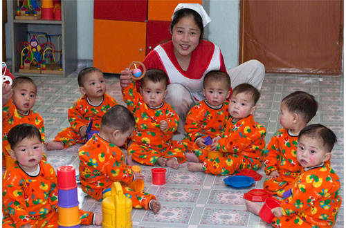 Trong trường học, học sinh học tiếng Nga và tiểu sử của các nhà lãnh đạo Triều Tiên Kim Il-sung, Kim Jong-il và Kim Jong-un.