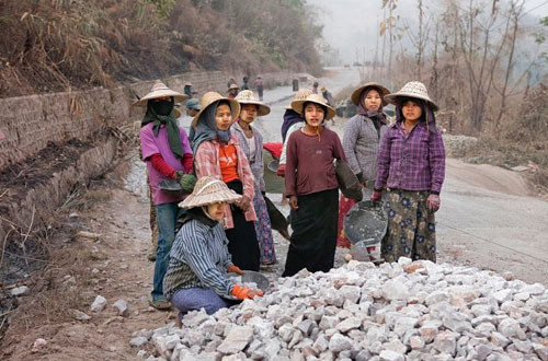 Trẻ em nước này làm những công việc như thu hoạch hạt, chặt cây, đào mỏ và thậm chí làm việc trên các công trường xây dựng. Chúng có thể bị phạt nếu họ không làm việc đủ định mức.