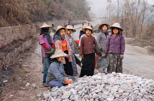 Trẻ em nước này làm những công việc như thu hoạch hạt, chặt cây, đào mỏ và thậm chí làm việc trên các công trường xây dựng. Chúng có thể bị phạt nếu họ không làm việc đủ định mức.
