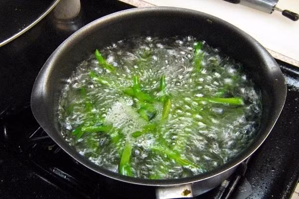 Luộc rau xanh: Muốn giữ được màu xanh tươi của rau khi luộc chúng ta nên mở nắp và khi rau chính vớt rau ngâm với nước đun sôi để nguội chừng 3- 5 phút sẽ giúp rau tươi ngon hơn.