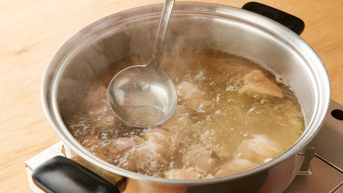 Nấu nước dùng cho trong: Nấu nước thật sôi mới cho thịt hoặc xương vào, không được đậy nắp nồi. Khi nước sôi lại thì bớt lửa và vớt bọt thường xuyên. Cho vào đó một củ hành tím đã nướng chín. Nếu lỡ nước không trong thì dùng một khăn vải mỏng sạch lược lại, cho sang nồi khác nấu sôi trở lại. Lấy một lòng trắng trứng, đánh cho thật nổi đổ úp vào nồi nước dùng, các bọt trong nước dùng sẽ cuốn vào trong lòng trắng trứng. Sau khi hoàn thành, vớt tròng trắng trứng ra bỏ.