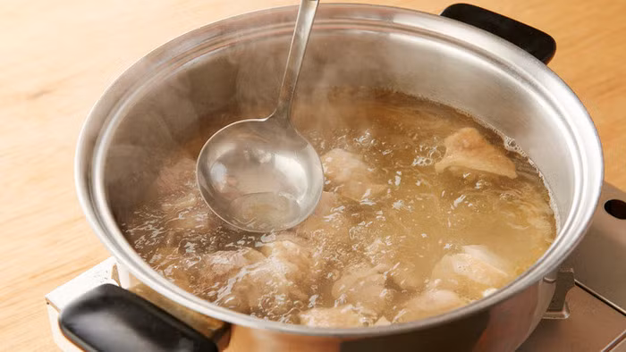 Nấu nước dùng cho trong: Nấu nước thật sôi mới cho thịt hoặc xương vào, không được đậy nắp nồi. Khi nước sôi lại thì bớt lửa và vớt bọt thường xuyên. Cho vào đó một củ hành tím đã nướng chín. Nếu lỡ nước không trong thì dùng một khăn vải mỏng sạch lược lại, cho sang nồi khác nấu sôi trở lại. Lấy một lòng trắng trứng, đánh cho thật nổi đổ úp vào nồi nước dùng, các bọt trong nước dùng sẽ cuốn vào trong lòng trắng trứng. Sau khi hoàn thành, vớt tròng trắng trứng ra bỏ.