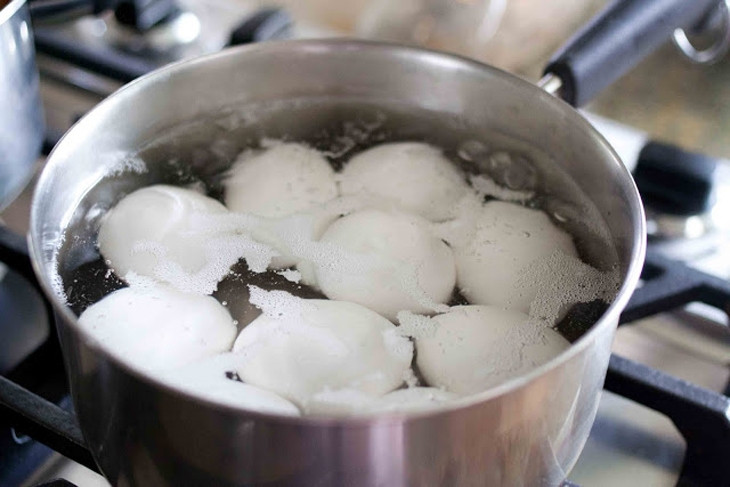 Luộc trứng không bị nứt: Khi luộc trứng gà, trứng vịt thường hay bị nứt vỏ làm cho nước vào trong trứng gây ra mùi tanh và không đẹp. Muốn chúng không bị nứt khi luộc bạn chỉ cần cho vào nồi luộc chút muối hoặc lấy chanh xát xung quanh vỏ trứng. Trứng sẽ chín ngon và không bị nứt nữa. 