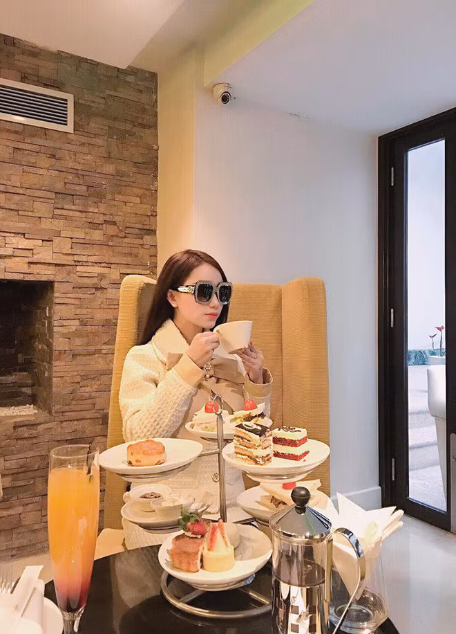 Bảo Trân mặc khá chất khi xuất hiện tại một nhà hàng sang trọng.