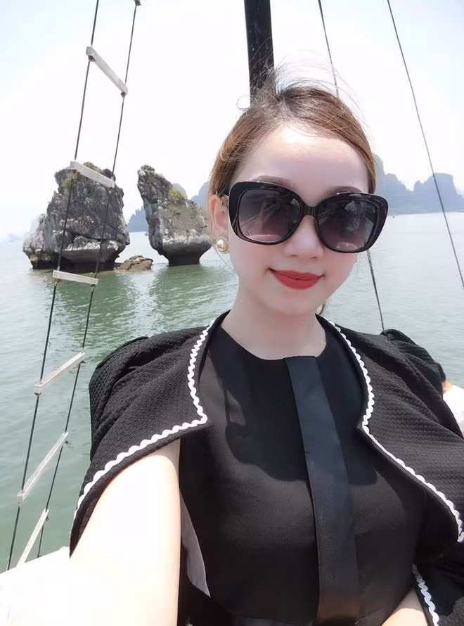 Cô nàng 22 tuổi này khá chuộng trang phục màu đen. Bộ váy đen viền trắng trong một chuyến du lịch Hạ Long của Bảo Trân.