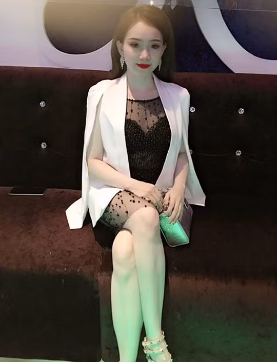  Cô chọn váy đen và áo khoác trắng thời trang trong một lần đi chơi.