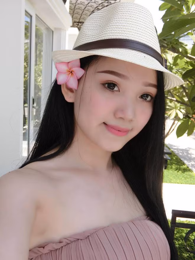 Đôi khi, người yêu Văn Thanh cũng mặc khá gợi cảm.