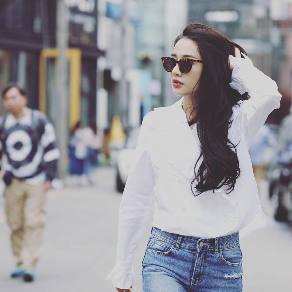 Áo trắng với quần jean cá tính. Ảnh: FB, Internet.