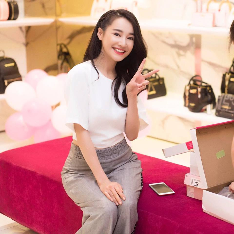 Thời trang dạo phố hay shopping của Nhã Phương cũng rất năng động.