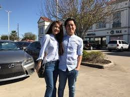 Cặp đôi diện sơ mi và quần jeans năng động.