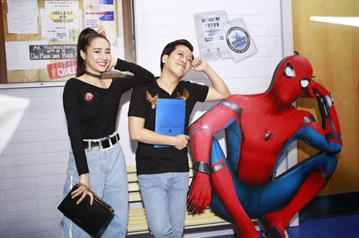 Trong nhiều lần xuất hiện cùng Trường Giang, Nhã Phương cũng diện đồ đôi khá giản đị.