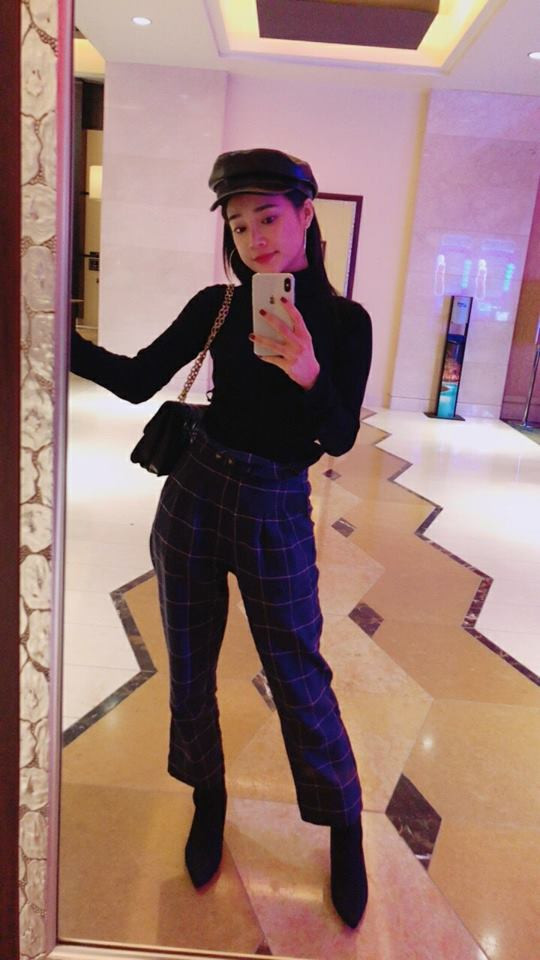 Ngoài ra, tủ đồ của cô cũng không thiếu những trang phục cá tính.