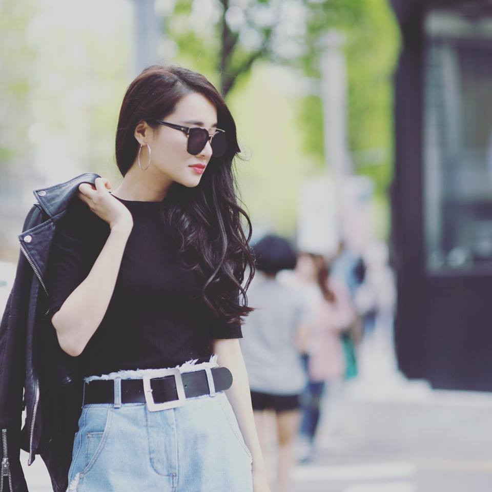 Đôi khi, Nhã Phương cũng khá ngầu với bộ áo phông đen và quần jean.
