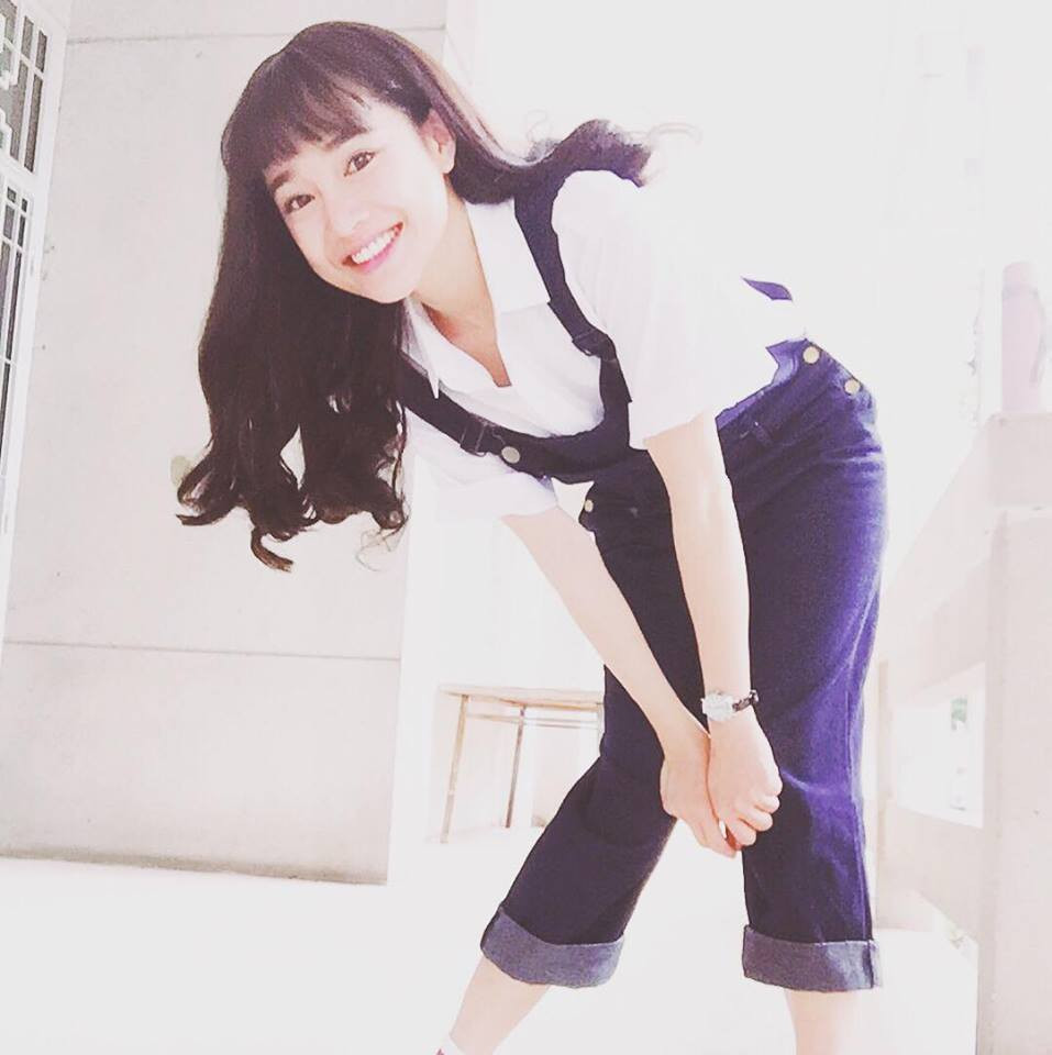 Áo sơ mi và quần yếm bò giúp Nhã Phương trông rất cá tính.