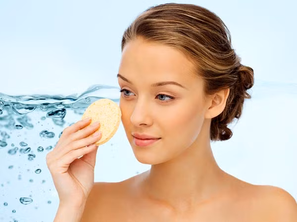 Tẩy da chết giúp loại bỏ các tế bào chết khỏi da và cho phép da mới sạch và mềm mại. Tuy nhiên, bạn không nên tẩy tế bào chết hàng ngày vì nó sẽ khiến da trở nên khô và mỏng đi. Bạn chỉ nên tẩy hai lần một tuần.