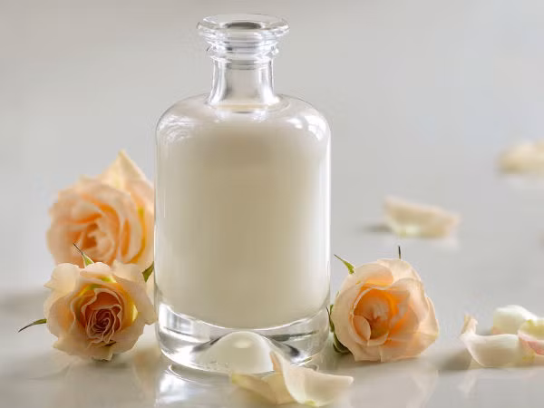 Sau khi tẩy trang, bạn sẽ cần rửa mặt sạch bằng sữa rửa mặt. Việc làm này sẽ giúp loại bỏ dầu thừa và chất bẩn khỏi da mặt bạn. Rửa sạch bằng nước ấm.