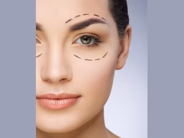 Bôi kem mắt cũng là một trong những bước chăm sóc da ban đêm quan trọng. Vì không có tuyến dầu xung quanh mắt nên chúng ta phải chăm sóc cẩn thận quanh vùng mắt. Nhẹ nhàng xoa kem quanh mắt.