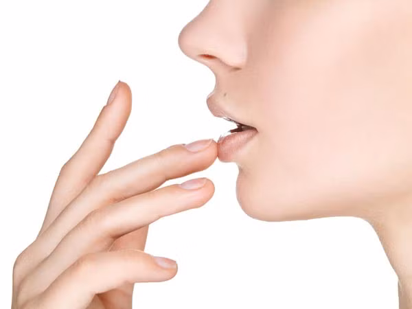 Dưỡng ẩm môi cũng là bước cần thiết. Môi có xu hướng nứt và khô vào cuối ngày, do đó, để khôi phục độ ẩm, nhẹ nhàng rửa môi bằng nước ấm và lau khô bằng khăn sạch. Sau đó, thoa son dưỡng lên môi.