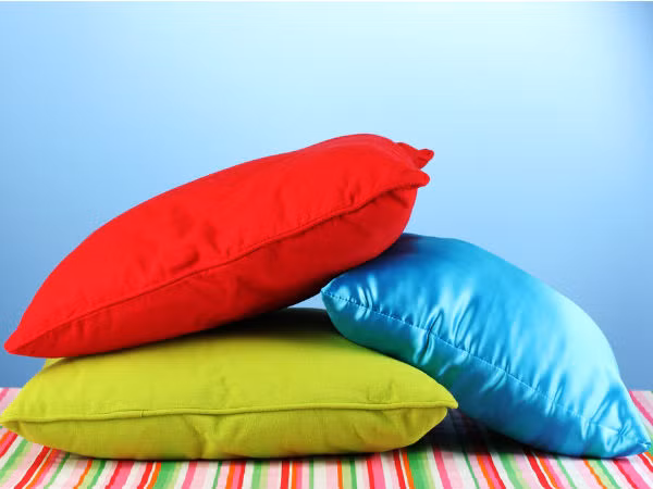 Sử dụng vỏ gối lụa tơ tằm bởi nó thân thiện với làn da và mái tóc của bạn so với các loại vải khác. Tơ tằm giúp giữ độ ẩm còn nguyên vẹn cho làn da.