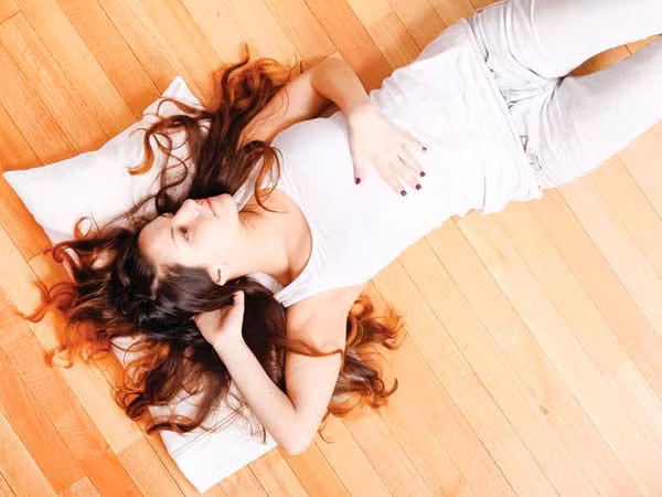 Ngủ theo tư thế nằm ngửa sẽ giúp giảm sự xuất hiện của các nếp nhăn trên khuôn mặt.