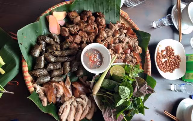 Kiêng ăn thịt chó với lòng trâu vì lòng trâu có vị ngọt, tính hàn sẽ gây đau bụng và đi ngoài.