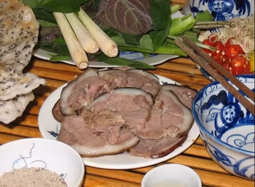 Thịt chó mang tính nhiệt, lại có độ đạm cao nên những người bị cao huyết áp, tiểu đường, gút và bệnh tim mạch không nên ăn. Những người máu nhiễm mỡ cũng phải kiêng kỵ món này. Phụ nữ có thai, nếu ăn thịt chó làm cho axit uric tăng lên dẫn đến nguy cơ cao về sản giật và tiền sản giật. Ảnh: Internet.