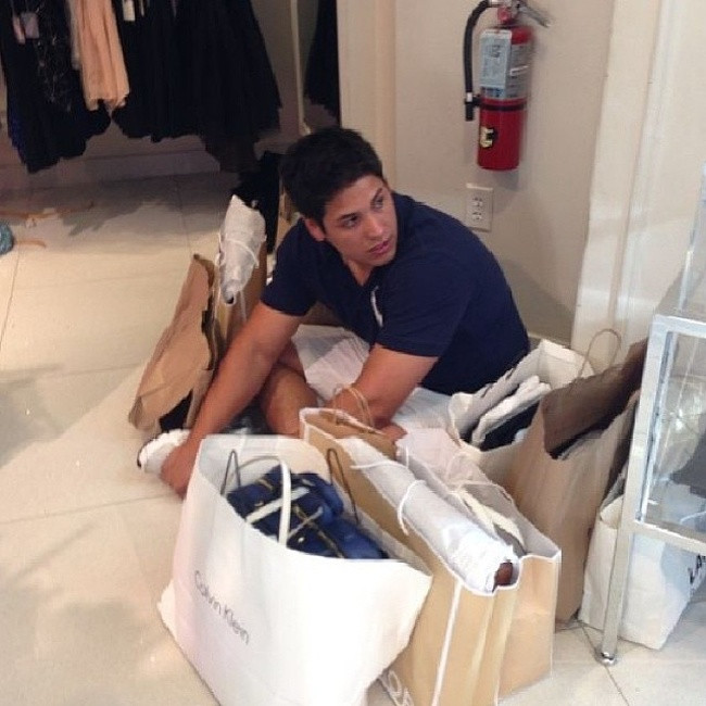 Đặc biệt là khi cô ấy đang thử hơn 10 bộ váy tương tự và vẫn hỏi bạn "Anh nghĩ sao?".