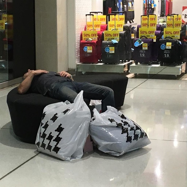 Sau cả ngày đi khắp hàng này tới hàng khác mua sắm, có một chiếc ghế dài ngả lưng thật hạnh phúc.