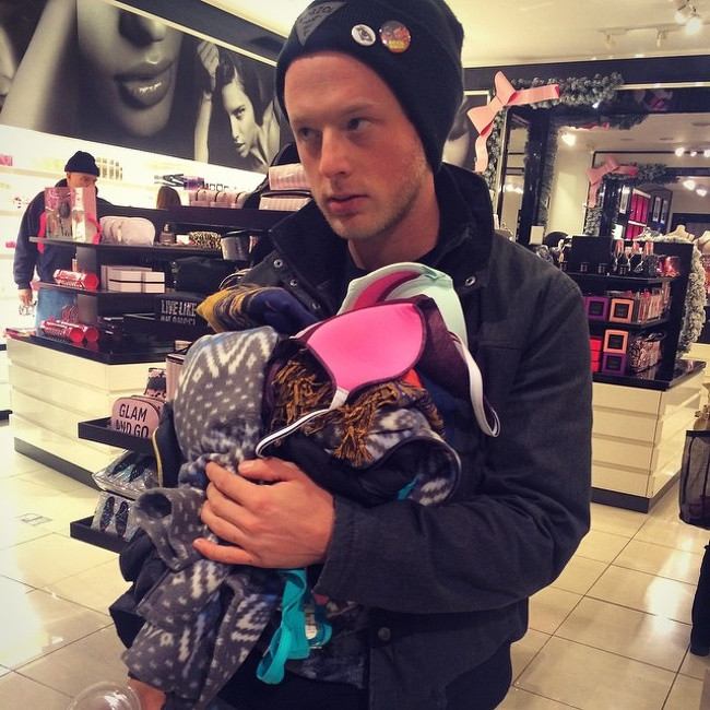 Anh chàng này trông có vẻ rất khó chịu với đống đồ mà người yêu đã chọn trên tay và cô ấy chưa có dấu hiệu dừng lại.