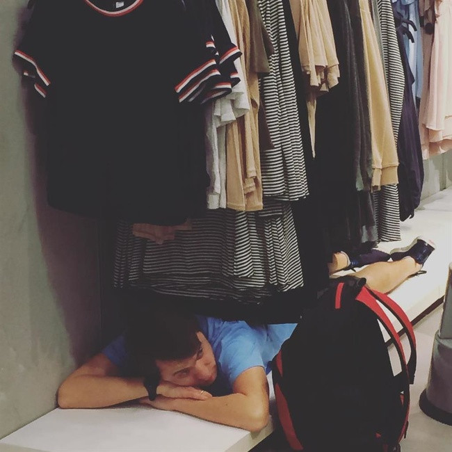 Trang tin Bright Side tổng hợp những bức ảnh cho thấy cảnh những người đàn ông đã đi qua “địa ngục mua sắm” mang tên tình yêu.