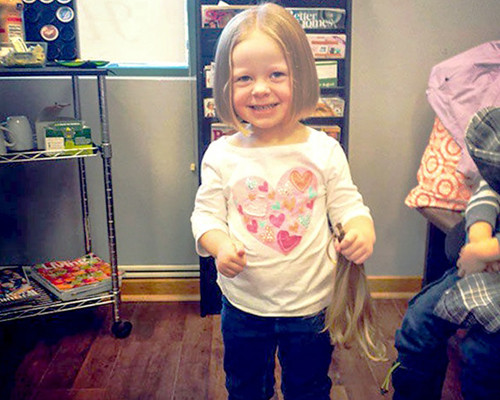 Ariana chỉ mới 3 tuổi khi cô bé quyết định cắt tóc của mình để tặng cho một bé gái bị hói vì bệnh tật.