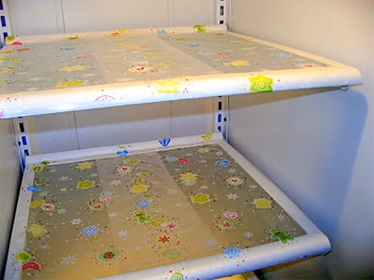 Quấn tủ lạnh với màng bọc nilon: Khi bọc các ngăn tủ bằng màng bọc nilon, bạn sẽ không cần làm sạch tủ lạnh nữa. Bạn chỉ cần thay màng bọc mà thôi.