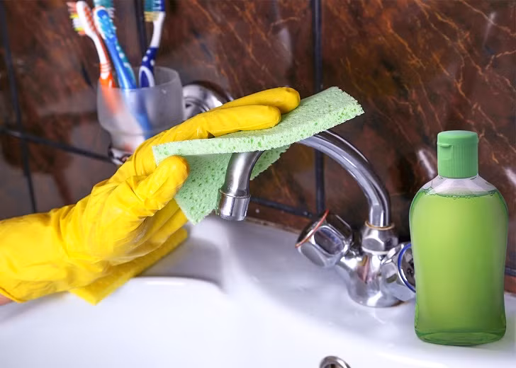 Để đánh bóng các bề mặt mạ crôm, hãy lau chúng bằng chiếc khăn có một vài giọt dầu dưỡng ẩm em bé.